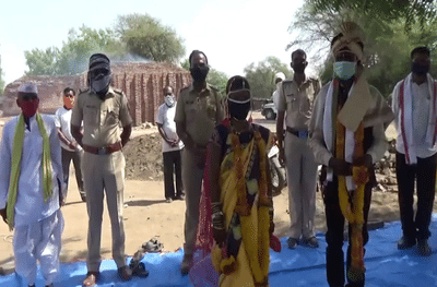 पोलीस मामाच्या भूमिकेत, लॉकडाऊनमुळे जिल्ह्याच्या सीमेवरच शुभमंगल