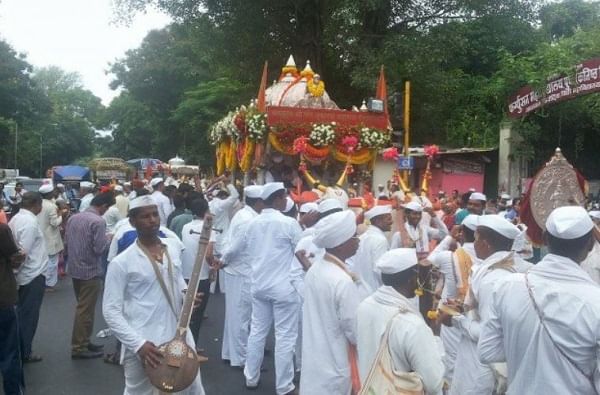 Wari 2020 | संत तुकोबा आणि ज्ञानोबांच्या पादुका एस.टी. बसमधून पंढरपूरला