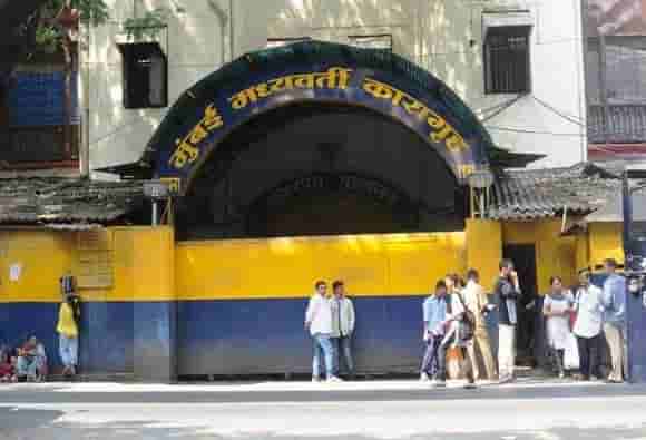 राज्यातील जेलमध्ये कोरोनाचा धुमाकूळ, जेलमधील 50 टक्के कैद्यांना सोडणार