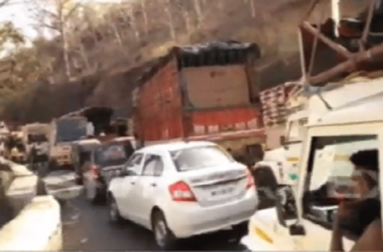 परप्रांतियांचे परतण्यासाठी लोंढे, कसारा घाट हाऊसफुल्ल, वाहनांच्या लांबच लांब रांगा