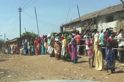 दारु खरेदीतही लेडीज फर्स्ट, भिवंडीत वाईन शॉपबाहेर तळीरामांकडून बायकोला रांगेत उभं करण्याचे प्रकार