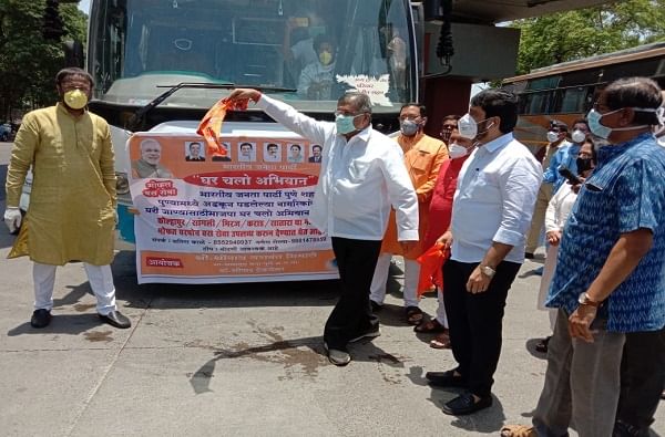 चंद्रकांत पाटलांनी श्रीफळ वाढवले, पुण्यातून विद्यार्थ्यांच्या दोन बस कोल्हापूरला रवाना चंद्रकांत पाटलांनी श्रीफळ वाढवले, पुण्यातून विद्यार्थ्यांच्या दोन बस कोल्हापूरला रवाना