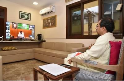 अत्यावश्यक सेवेसाठी मुंबईत लोकल सेवा सुरु करा, मुख्यमंत्र्यांची मोदींकडे मागणी