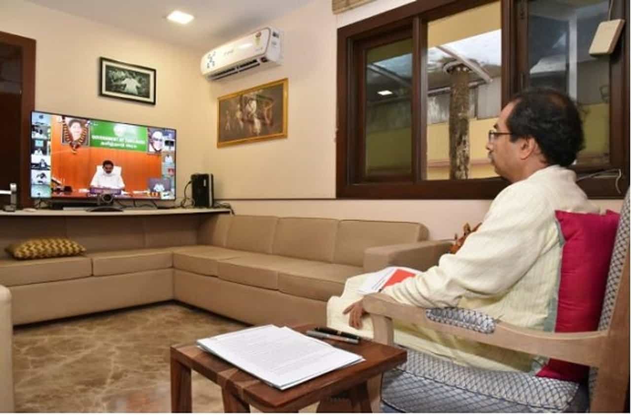 अत्यावश्यक सेवेसाठी मुंबईत लोकल सेवा सुरु करा, मुख्यमंत्र्यांची मोदींकडे मागणी