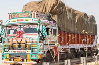 पोलिसांसोबत नाकाबंदीची ड्युटी, अंगावर ट्रक घालून चालकाने शिक्षकाला चिरडले