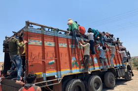 PHOTO : मजुरांची घरी जाण्यासाठी धडपड, कुणी पायी, कुणी सायकलवरुन, मिळेल त्या वाहनाने जीवघेणा प्रवास PHOTO : मजुरांची घरी जाण्यासाठी धडपड, कुणी पायी, कुणी सायकलवरुन, मिळेल त्या वाहनाने जीवघेणा प्रवास