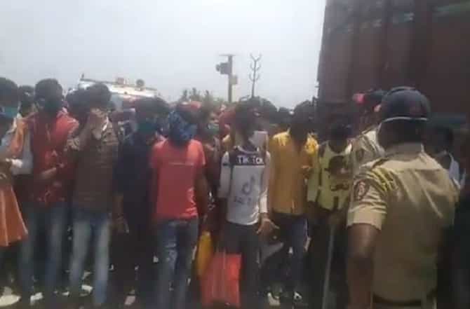 Kolhapur migrant workers | कोल्हापुरात परप्रांतिय मजुरांचा उद्रेक, हजारो मजूर रस्त्यावर