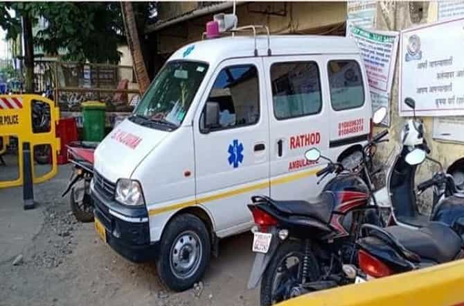नालासोपाऱ्या रुग्णवाहिकेतून अवैधरित्या दारुची वाहतूक, तीन लाखांपेक्षा अधिक दारुसाठा जप्त