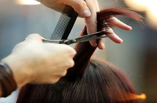 ब्युटी पार्लरमध्ये केस कापण्याची हौस महागात, कोल्हापुरात मालकिणीसह दोन ग्राहकांवर गुन्हा