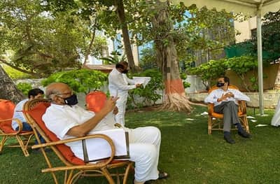 Lockdown 4 | रणनीती ठरवण्यासाठी शरद पवारही मैदानात, मुख्यमंत्र्यांसोबत बैठक, रिक्त पदांबाबतही चर्चा