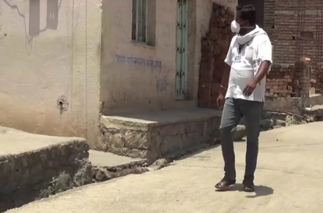 तब्बल 22 तास घराची दारं बंद, कोरोनाला उंबरठा ओलांडू न देणारं बीडमधील आदर्श गाव