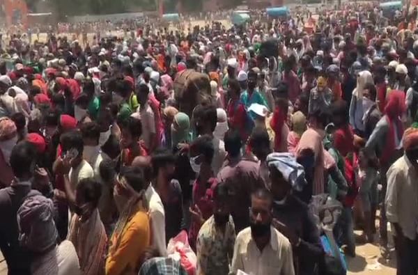 Ghaziabad Crowd | गाझियाबादमध्ये हजारो मजुरांची गर्दी, 500 मीटरच्या परिघात कोरोनाग्रस्त