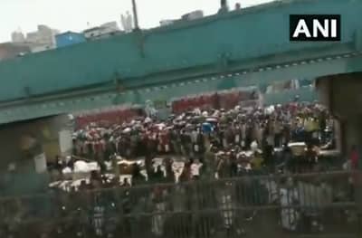 वांद्रे टर्मिनसबाहेर सकाळी पुन्हा परप्रांतिय मजुरांची गर्दी, सोशल डिस्टन्सिंगचा फज्जा