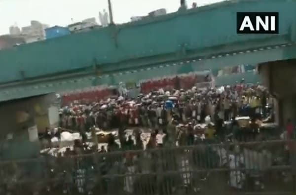 वांद्रे टर्मिनसबाहेर सकाळी पुन्हा परप्रांतिय मजुरांची गर्दी, सोशल डिस्टन्सिंगचा फज्जा