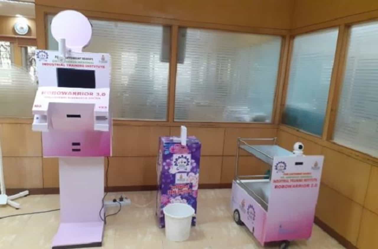 थकवा जाणवतो का? जुलाब होतात का? पुण्यात 8 प्रश्न विचारुन सल्ला देणारा रोबो