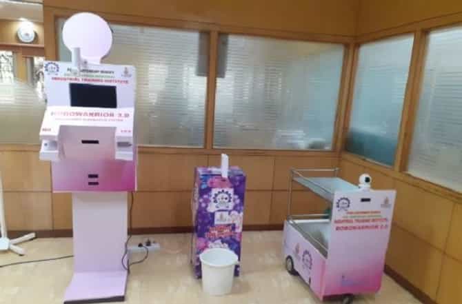 थकवा जाणवतो का? जुलाब होतात का? पुण्यात 8 प्रश्न विचारुन सल्ला देणारा रोबो