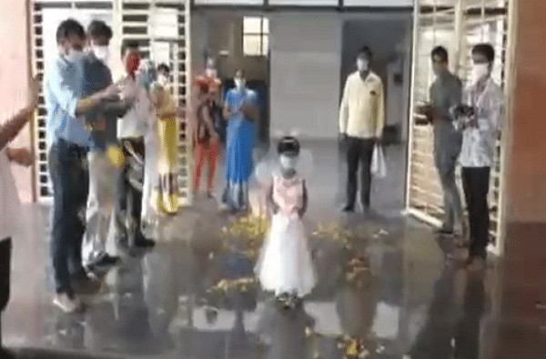 परीचा फ्रॉक, हातात जादूची छडी, पाच वर्षाच्या चिमुरडीची कोरोनावर मात, फुलांच्या वर्षावात डॉक्टरांकडून स्वागत