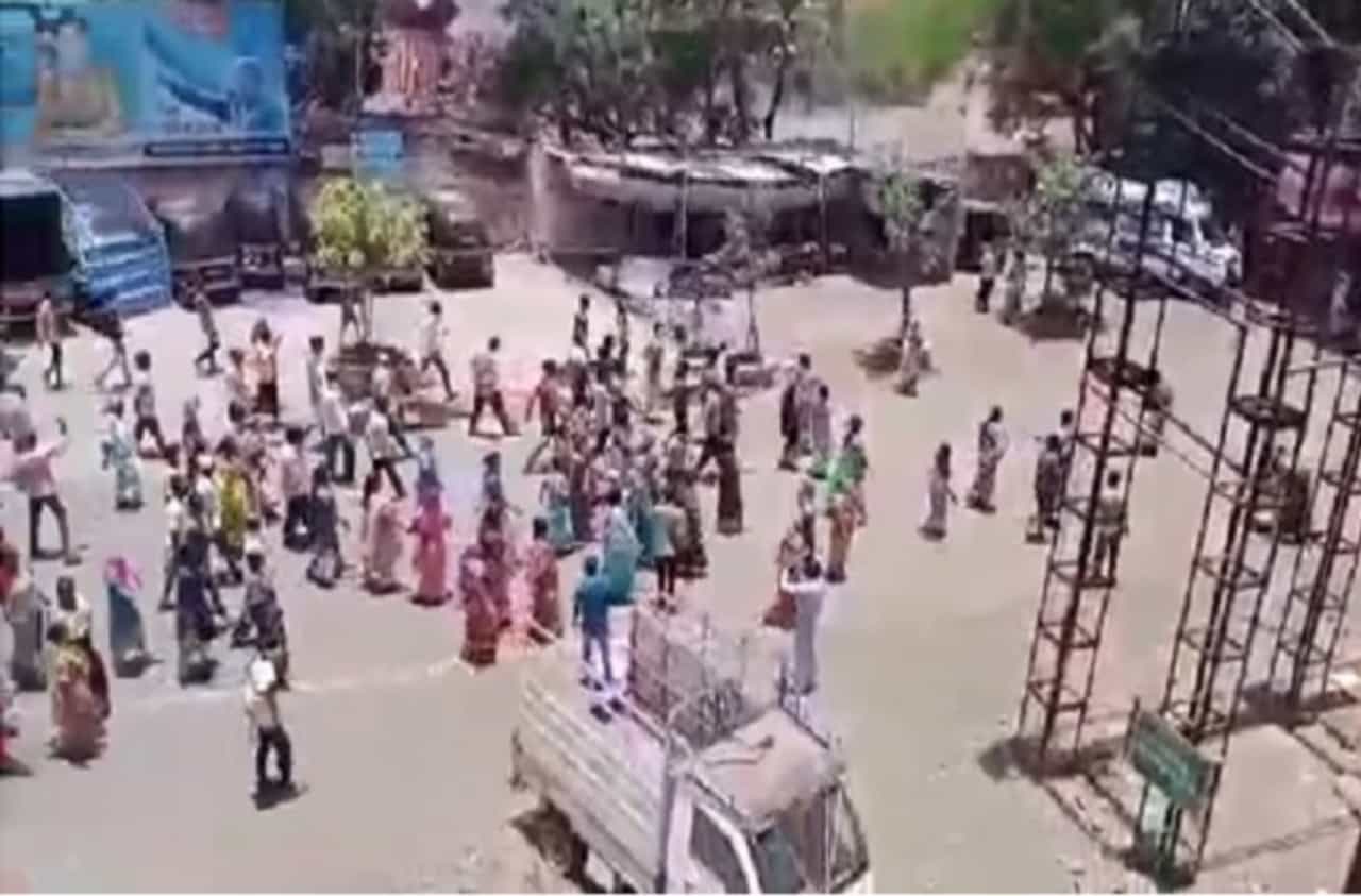 चिंचवडमधील हॉटस्पॉट आनंदनगरात शेकडो नागरिक रस्त्यावर, जीवनावश्यक वस्तू संपल्याचा संताप