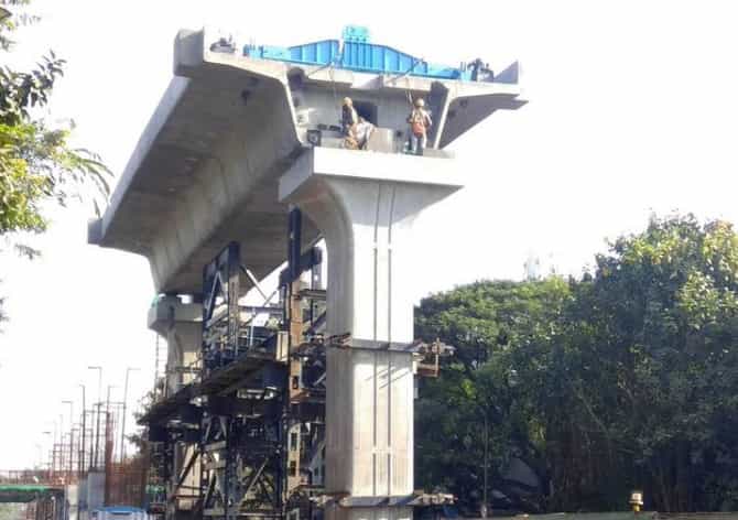 निम्मे कामगार मूळगावी रवाना, पुणे मेट्रोचे काम लांबण्याची चिन्हं