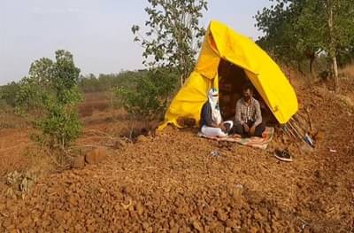 माणुसकीही हरली, पुण्यावरुन आलेल्या दाम्पत्याला गावात प्रवेश नाकारला, माळरानावर झोपडीत राहण्याची वेळ