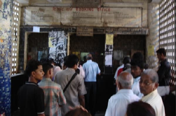मुंबईत या रेल्वे स्थानकांवर आरक्षित गाड्यांसाठी तिकीट काऊंटर सुरु