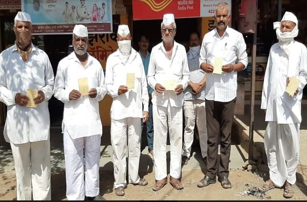 कांद्याने शेतकऱ्यांचा वांदा, 5 रुपये प्रतिकिलो दर, एक लाख कांदा उत्पादक मोदींना पत्र लिहिणार कांद्याने शेतकऱ्यांचा वांदा, 5 रुपये प्रतिकिलो दर, एक लाख कांदा उत्पादक मोदींना पत्र लिहिणार