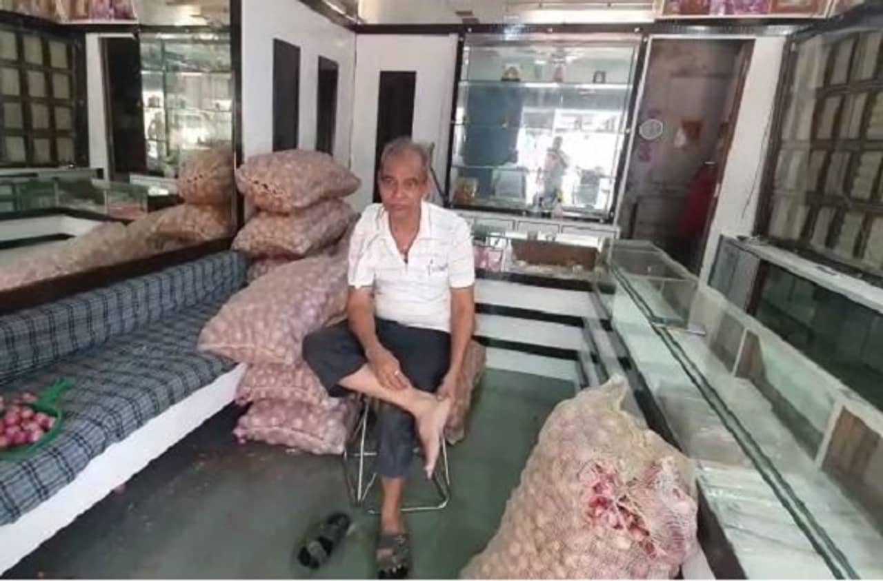 तोळ्याने विकणाऱ्यावर किलोने विकण्याची वेळ, लॉकडाऊनमुळे सोनार बनला कांदा व्यापारी