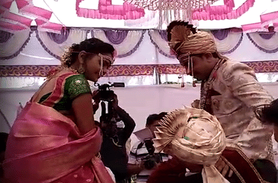 पुण्यात धुमधडाक्यात लग्न, सोशल डिस्टन्सिंगचे तीन तेरा, वधू-वर कुटुंबीयांवर गुन्हा दाखल