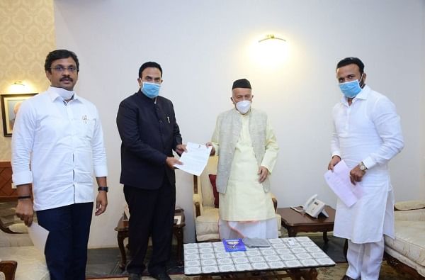 राजभवनात गाठीभेटी सुरुच, भाजपचे आमदार-खासदार राज्यपालांच्या भेटीला राजभवनात गाठीभेटी सुरुच, भाजपचे आमदार-खासदार राज्यपालांच्या भेटीला