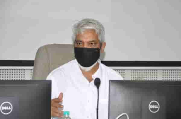 टोळधाडीचं महाराष्ट्रावर संकट, कीटकनाशकांचा मारा, अग्निशमन बंब, ड्रोन सज्ज : कृषीमंत्री
