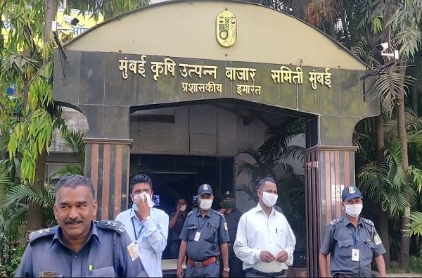 APMC Market | कोरोनाच्या संकटात तब्बल 23 अधिकारी-कर्मचाऱ्यांचा स्वेच्छानिवृत्तीचा ठराव मंजूर APMC Market | कोरोनाच्या संकटात तब्बल 23 अधिकारी-कर्मचाऱ्यांचा स्वेच्छानिवृत्तीचा ठराव मंजूर