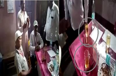 गाव कोमात अन प्रशासनाची दारु पार्टी जोमात, सोलापुरात ग्राम पंचायतीत अधिकाऱ्यांची दारु पार्टी