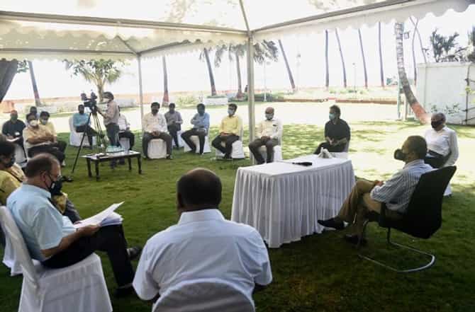 संपादकांच्या बैठकीत मुख्यमंत्र्यांकडून शिक्षणाबाबत चिंता व्यक्त, पुढील निर्णयासाठी केंद्राकडे लक्ष