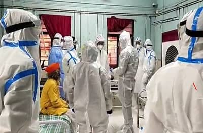 सोलापूरचे धडाकेबाज पालकमंत्री, थेट कोरोना वॉर्डात जाऊन रुग्णांची विचारपूस, स्वत: स्वच्छतागृहांची पाहणी