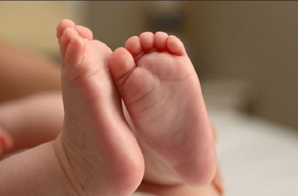 जुळ्या बाळांना जन्म देऊन कोरोनाबाधित मातेचं निधन, बाळांचा रिपोर्ट निगेटिव्ह आल्याने मोठा दिलासा