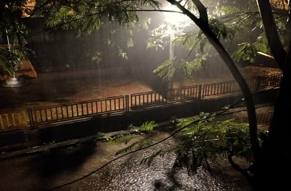 Mumbai Rain | मुंबईकर सुखावले, मध्यरात्रीपासून पावसाची रिमझिम