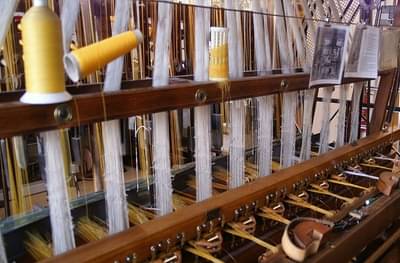 कोरोना हॉटस्पॉट मालेगावातील आर्थिक चाकं फिरली, यंत्रमाग उद्योग सुरु झाल्याने हजारो मजुरांच्या हाताला काम