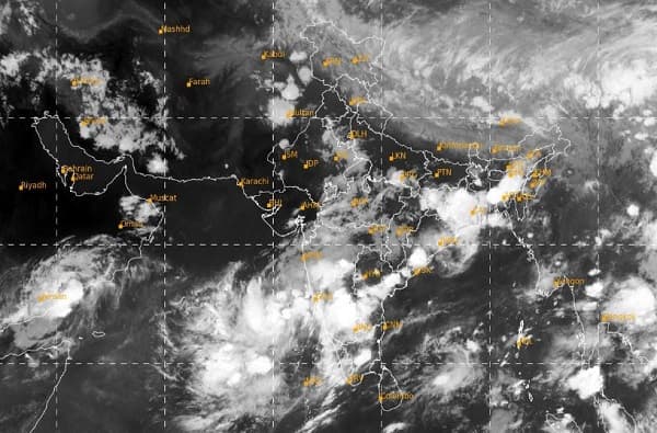 कोकण किनारपट्टीला चक्रीवादळाचा धोका, NDRF ची टीम तैनात, ठाणे-पालघरमध्ये मुसळधार पावसाचा अंदाज
