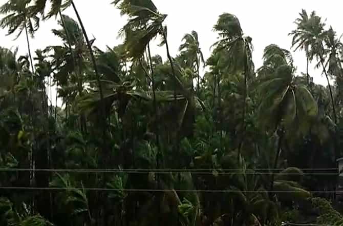 Cyclone Nisarga | नाशिकच्या सप्तशृंगी गडावरील घाट रस्त्यात दरड कोसळली