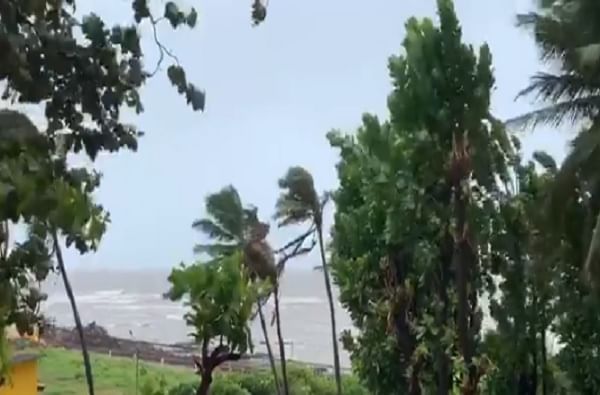 Cyclone Nisarga | मुंबईवरचा धोका टळला, चक्रीवादळ पुढे सरकले : हवामान विभाग