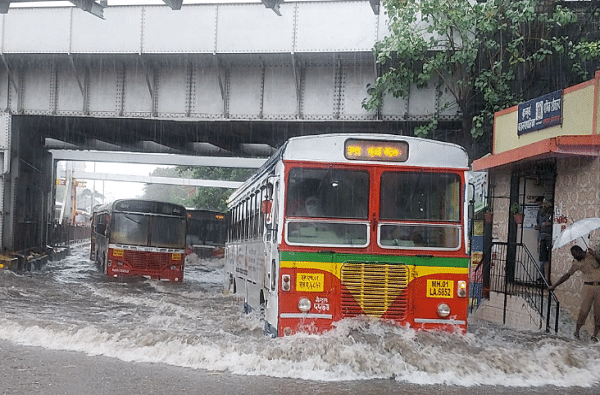 मुंबई शहर-उपनगरांसह ठाणे, कल्याण, भिवंडी, वसई-विरार भागात जोरदार पाऊस बरसत आहे.
