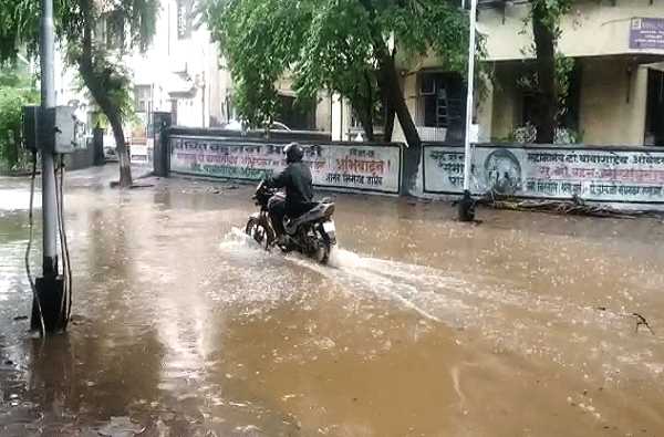 सकाळपासून पाऊस सुरु होता. त्यामुळे मुंबईतील अनेक भागात रस्त्यावर पाणी साचलं आहे. 