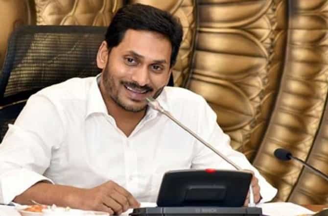 आंध्रात टॅक्सीचालकांना सरसकट प्रत्येकी 10 हजार रुपये, रेड्डी सरकारने शब्द पाळला