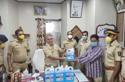 Corona | लॉकडाऊनमुळे मुलाचं लग्न साधेपणाने, बचत झालेल्या पैशातून हवालदाराकडून सहकाऱ्यांना सॅनिटायझर वाटप