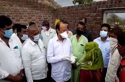 जुन्नरमध्ये नुकसानग्रस्त भागाची पाहणी करताना अजित पवारांकडून अधिकाऱ्यांच्या कामाचा पंचनामा