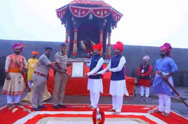 Shivrajyabhishek 2020 | दुर्गराज रायगडावर शिवराज्याभिषेक सोहळा, पोलीस, डॉक्टर, सफाई कर्मचाऱ्यांचा गौरव