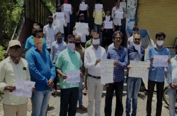 राज्य सरकारने आर्थिक मदत करुन दुकानं बंद ठेवण्यास सांगावं, सलून व्यवसायिक आक्रमक