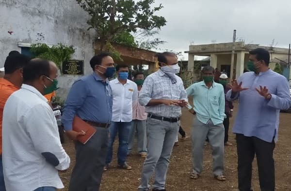 वादळातील नुकसानग्रस्तांच्या घरांवर तात्काळ छप्पर, वीज येईपर्यंत केरोसीन आणि जेवणाच्या किट, अस्लम शेख यांचे आदेश
