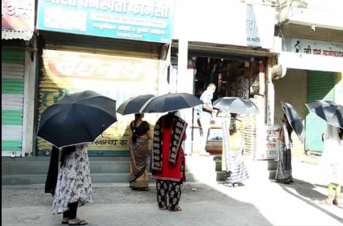 पुण्यातील मंचरमध्ये कोरोना बचावासाठी शक्कल, छत्री पॅटर्न नेमका काय?