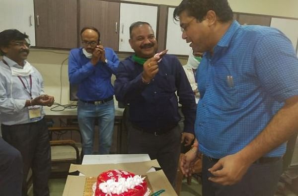 चंद्रपूर कोरोना नियंत्रण कक्षातच नियमांची पायमल्ली, सोशल डिस्टन्सिंगचा फज्जा उडवत डॉक्टरच्या लग्नाचा वाढदिवस चंद्रपूर कोरोना नियंत्रण कक्षातच नियमांची पायमल्ली, सोशल डिस्टन्सिंगचा फज्जा उडवत डॉक्टरच्या लग्नाचा वाढदिवस